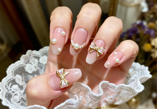想擁有法式名媛感？學會這幾招，輕鬆打造裸粉珍珠蝴蝶結美甲 💅✨